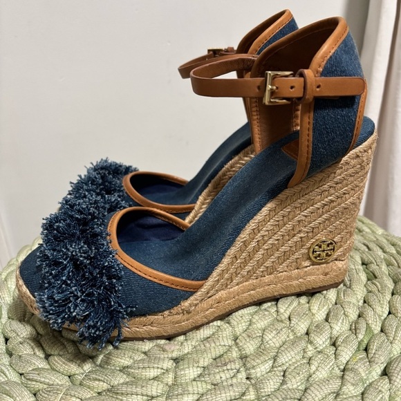 Tory Burch Shaw Blue Denim Fringe Tan Leather Espadrille Wedge Sandals NWOB - Picture 7 of 10